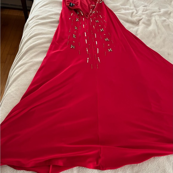 Lovely Red gown - Picture 3 of 4